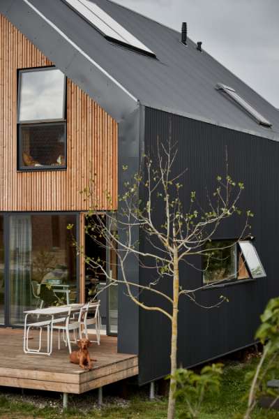 „Pinteressante“ Dach- und Fassadenlösung mit Sinusprofilen,